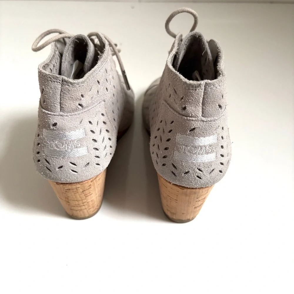 Toms |‎ Women’s Gray Desert Wedge Drizzle Perforated Leaf Ankle Boot Tie Size 8